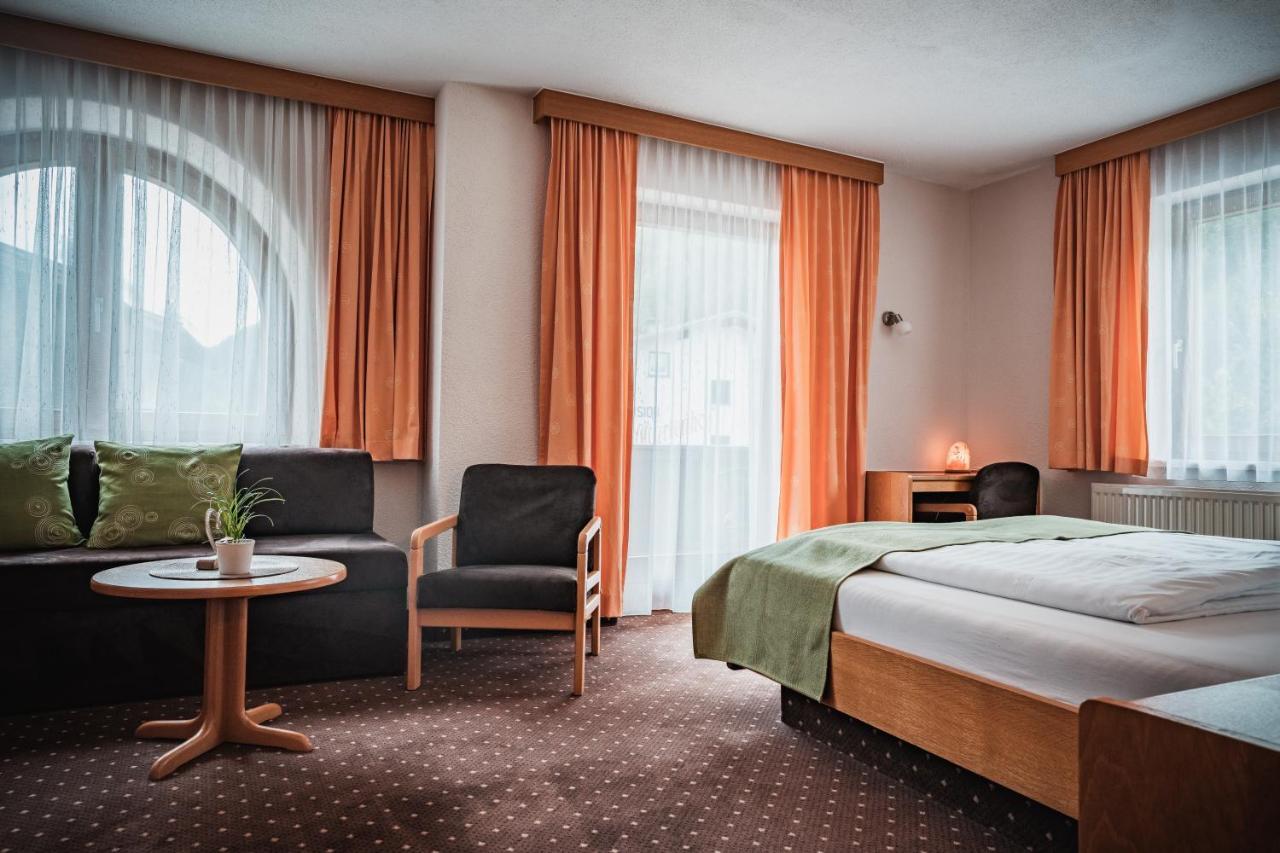 Hotel Garni Romantika Sankt Leonhard im Pitztal Esterno foto