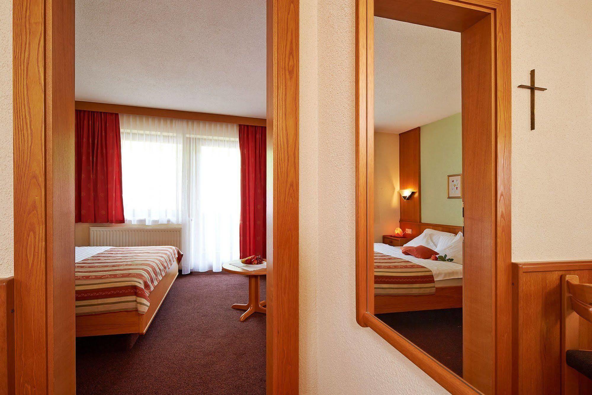 Hotel Garni Romantika Sankt Leonhard im Pitztal Esterno foto